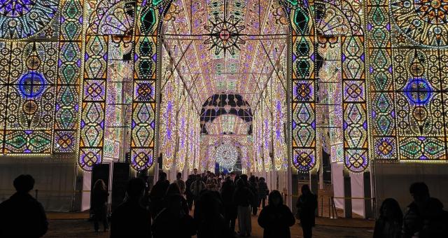 사람들이 서울 송파구 롯데월드타워 월드파크에서 2026 롯데 루미나리에를 관람하고 있다 사진롯데물산