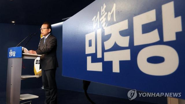 김이수 더불어민주당 공천관리위원장이 2일 전남광주특별시장 후보 경선 원칙을 발표하고 있다 사진연합뉴스