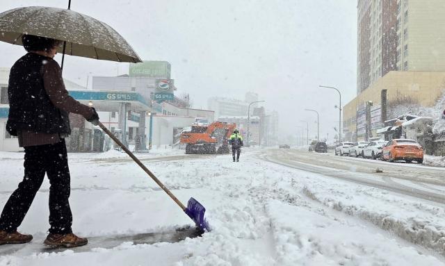 2일 강원도 평창군 대관령면 횡계리 도로에서 관계자들이 제설작업을 하고 있다 사진연합뉴스