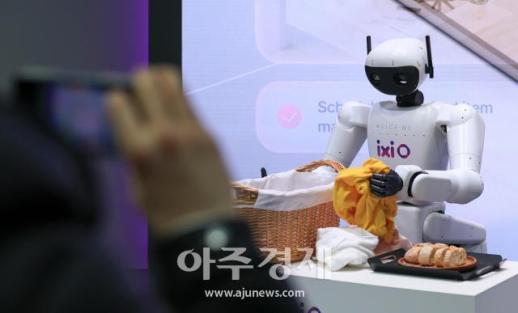 [포토] MWC 2026에 등장한 빨래 돕는 LG유플러스의 로봇