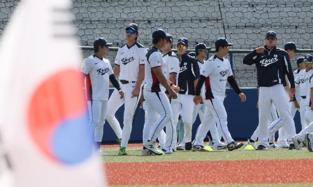 26일 일본 오키나와현 가데나의 가데나 구장에서 2026 월드베이스볼클래식WBC 대한민국 야구대표팀과 삼성 라이온즈 연습경기에 앞서 대표팀 선수들이 몸을 풀고 있다 사진연합뉴스