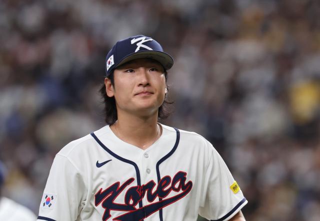 2일 일본 오사카 교세라돔에서 열린 월드베이스볼클래식WBC 평가전 한국 대표팀과 일본 프로야구 한신 타이거스와의 경기 2회말 한국 선발투수 곽빈이 한신에게 3점을 허락한 뒤 마운드를 떠나고 있다 사진연합뉴스