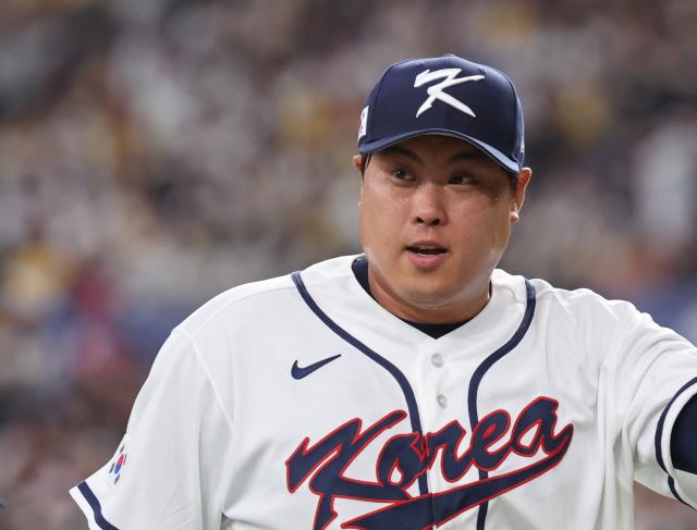 2일 일본 오사카 교세라돔에서 열린 월드베이스볼클래식WBC 평가전 한국 대표팀과 일본 프로야구 한신 타이거스와의 경기 6이닝과 7회말 연속 무실점으로 이닝을 마친 류현진이 더그아웃으로 향하며 미소짓고 있다 사진연합뉴스