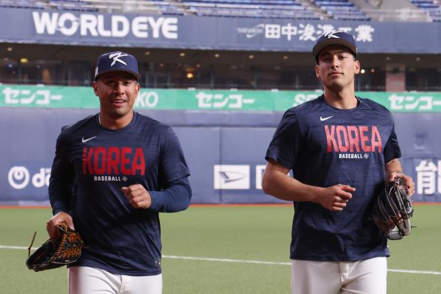 월드베이스볼클래식WBC 출전을 앞둔 한국 야구 대표팀 저마이 존스왼쪽와 셰이 위트컴이 1일 일본 오사카 교세라돔에서 훈련을 하고 있다 사진연합뉴스