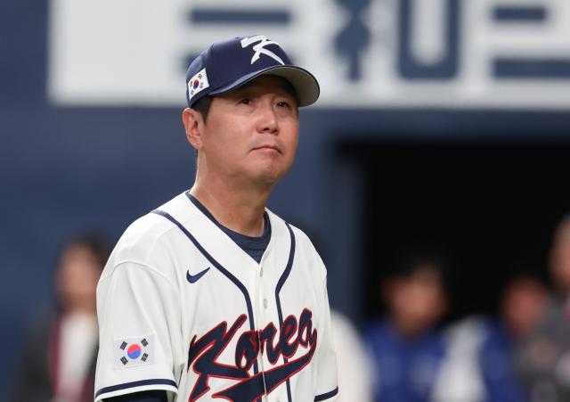 2일 일본 오사카 교세라돔에서 열린 월드베이스볼클래식WBC 평가전 한국 대표팀과 일본 프로야구 한신 타이거스와의 경기 한국 류지현 감독이 한신 후지카와 규지 감독과 라인업을 교환한 뒤 더그아웃으로 향하고 있다 사진연합뉴스