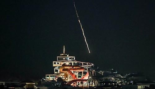 요격돼 두바이 팜 주메이라 인근에 떨어지는 이란의 발사체 사진AFP 연합뉴스