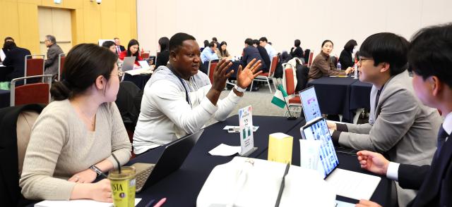 한국을 찾은 해외 제약바이오 바이어들이 상담하고 있다 사진연합뉴스