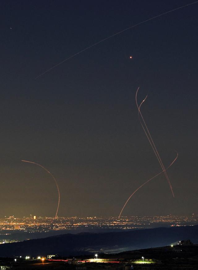 이란의 미사일이 이스라엘을 향해 날아가는 모습과 이를 요격하는 이스라엘의 방공망이 작동하는 장면 3일 이스라엘 점령 요르단강 서안지구 헤브론에서 관측됐다 사진로이터 연합뉴스