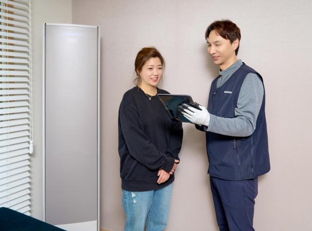 삼성전자서비스 엔지니어가 에어컨 사전점검 서비스를 제공하는 모습 사진삼성전자