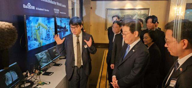 김녹원 딥엑스 대표왼쪽가 2일 싱가포르에서 열린 ‘한-싱가포르 AI 커넥트’ 서밋에서 이재명 대통령오른쪽을 앞에 두고 자사의 기술을 소개하고 있다 사진딥엑스