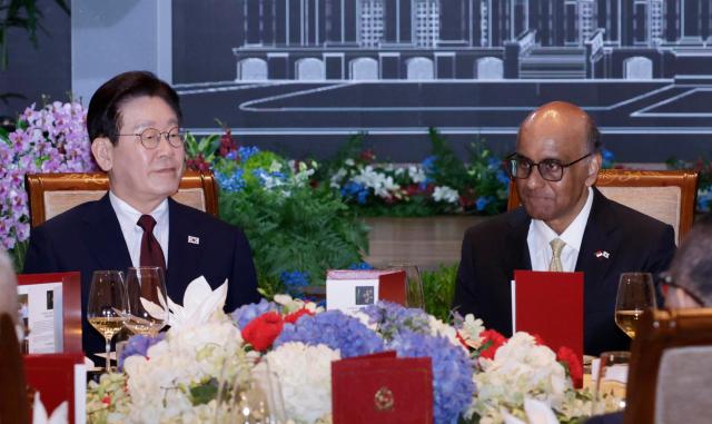  이재명 대통령이 2일 싱가포르 카펠라 호텔에서 열린 타르만 샨무가라트남 싱가포르 대통령오른쪽 주최 국빈방문 공식만찬에 참석했다사진연합뉴스 