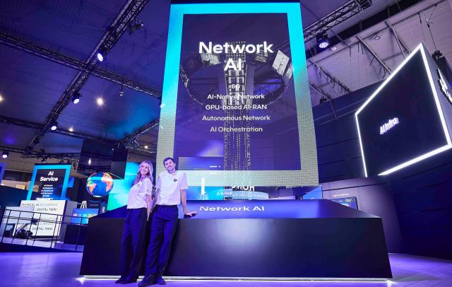 모델들이 SKT 전시관을 소개하고 있다 사진연합뉴스