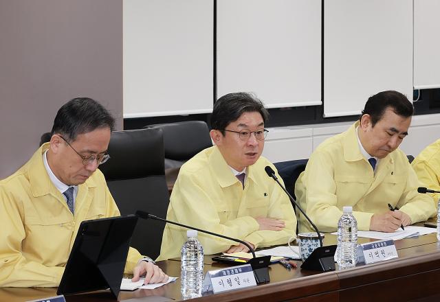 이억원 금융위원장은 3일 오전 서울 종로구 정부서울청사에서 개최한 중동상황 관련 관계기관 합동 금융시장 상황점검회의에서 최근 중동 지역 내 지정학적 불확실성 확대에 따른 경제 및 금융시장 영향을 점검하고 중동지역 수출 취약 중소·중견기업 지원방안 등 향후 대응방안을 논의했다 사진금융위원회