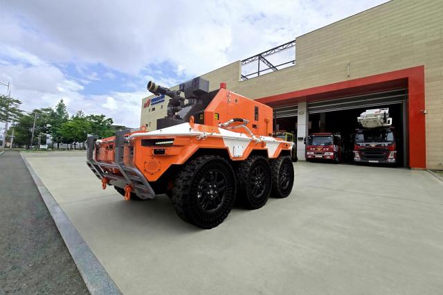 무인소방로봇이 출동에 앞서 대기하는 모습사진현대차