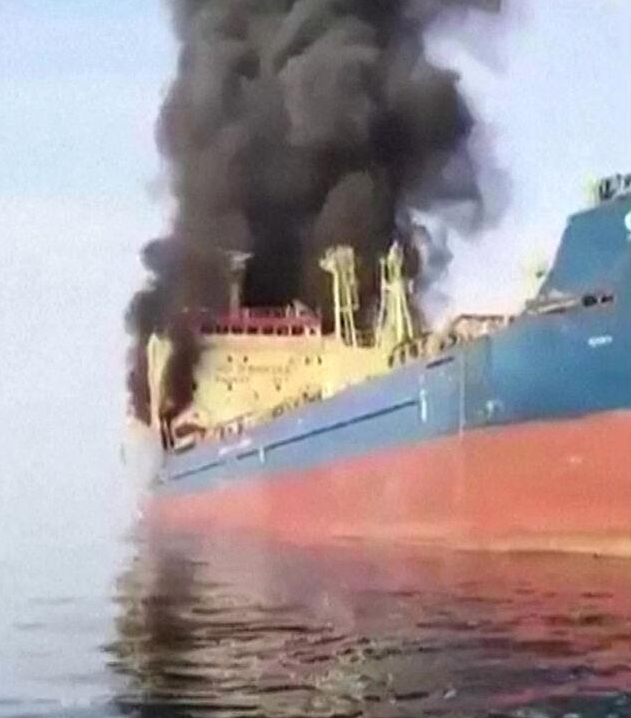 Tàu chở dầu bốc cháy sau khi bị Lực lượng Vệ binh Cách mạng Hồi giáo Iran tấn công ở vùng biển gần Oman nơi nối liền với eo biển Hormuz vào ngày 13 theo giờ địa phương ẢnhAFP-Yonhap News