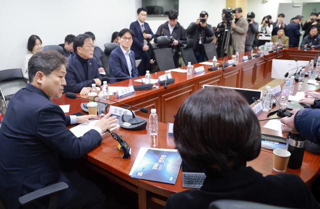 Ruling Democratic Party holds meeting with foreign ministry to discuss Middle East developments on March 3 2026 Yonhap