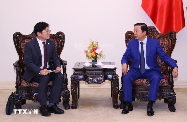 지난해 쩐홍하 부총리가 삼성엔지니어링의 김대원 부사장과 만나는 모습 사진베트남 통신사