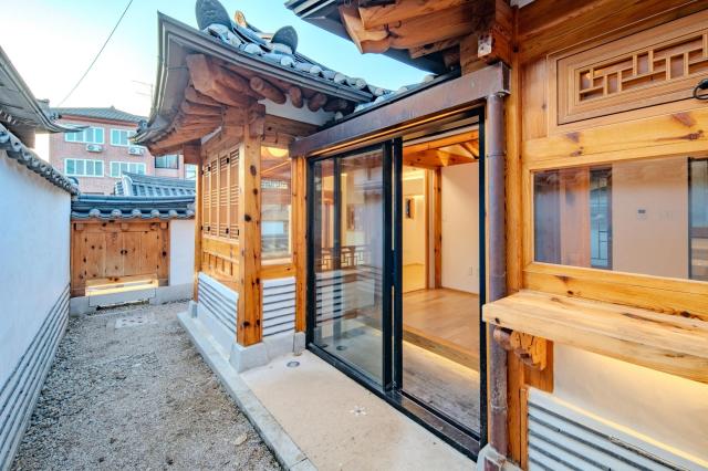 주거비 절감이라는 현재의 안정과 출산 인센티브라는 미래의 투자를 동시에 겨냥한 서울형 장기전세 모델이 서울 주거정책의 새 트랜드로 자리잡고 있다 사진은 서울 종로구 원서동 미리내집 사진서울시