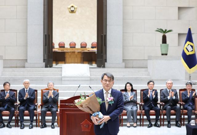  노태악 대법관이 3일 서초동 대법원에서 열린 퇴임식에서 꽃다발을 들고 카메라를 바라보고 있다 사진연합뉴스