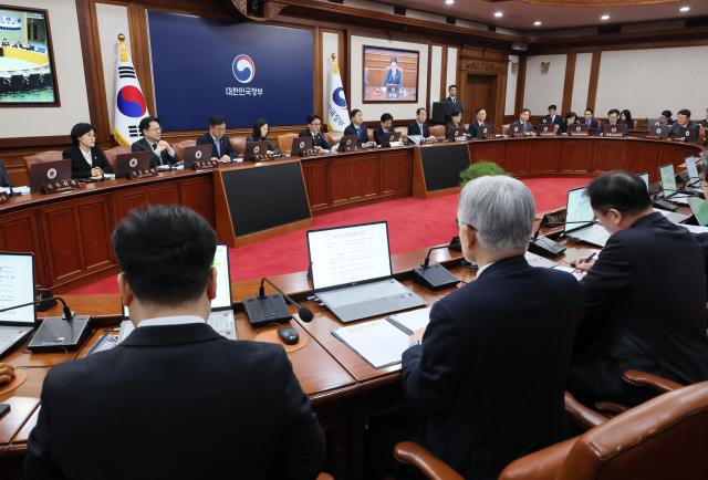 김민석 국무총리가 3일 서울 종로구 정부서울청사에서 열린 국무회의를 주재하고 있다 사진연합뉴스