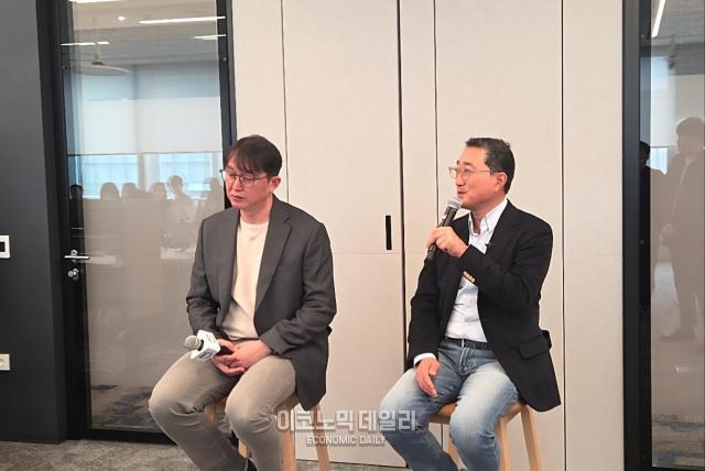 함기호 AWS 코리아 대표오른쪽와 김기완 AWS 코리아 솔루션즈 아키텍트 총괄왼쪽이 질의응답을 진행하고 있다 사진류청빛 기자