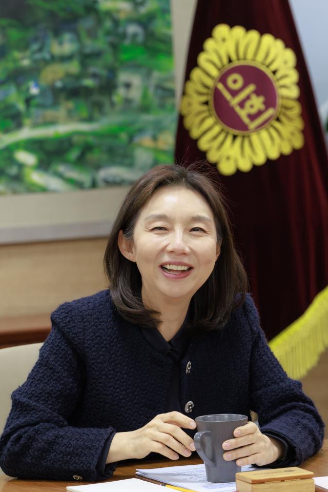 최호정 서울시 의회의장이 지난달 20일 서울시의회 의장실에서 본지와 인터뷰하면서 서초구청장에 출마할 것이냐는 물음에 아직 결심하지 못했다면서도 서초를 이해하고 미래를 설계할 방향성을 갖춘 인물이 필요하다고 덧붙여 출마를 기정사실화했다유대길 기자 dbeorlf