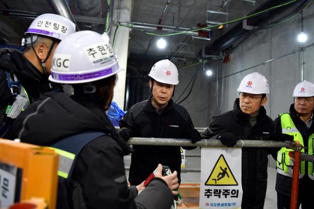 김영범 코오롱글로벌 사장오른쪽 세번째이 평택 고덕 공공폐수처리시설 4단계 건설공사 현장에서 안전보건 합동점검을 진행하고 있다 사진코오롱글로벌 