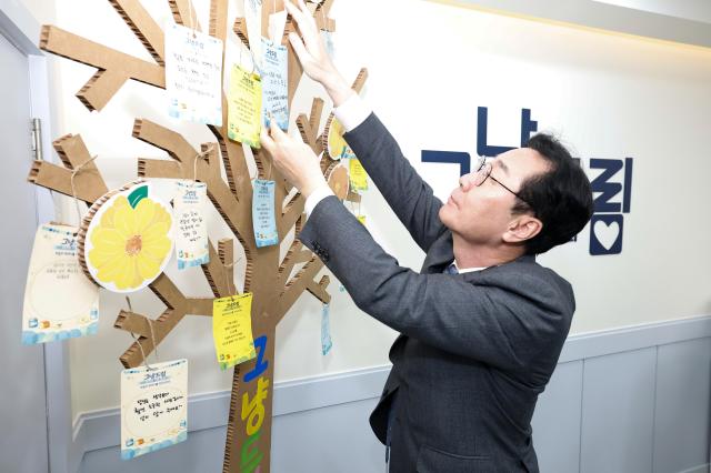 정명근 화성특례시장이 그냥드림 내부 희망나무에 작성한 쪽지를 달고 있다 사진화성시