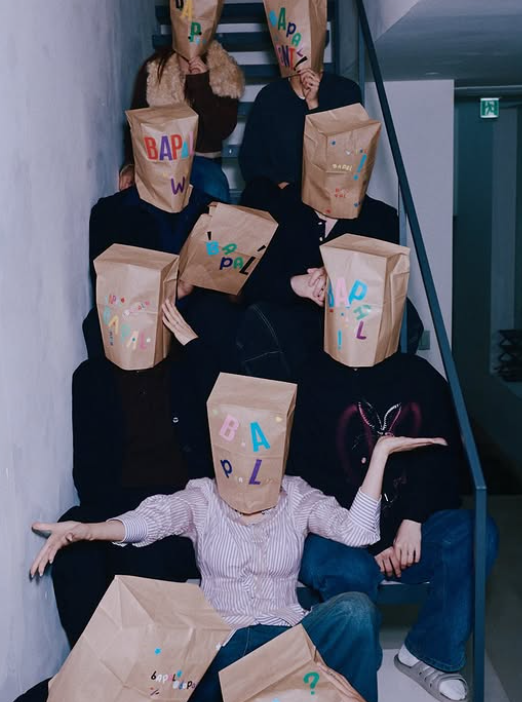 가수 보아가 봉투를 뒤집어 쓴 채 베이팔 엔터테인먼트 출범을 알렸다 사진베이팔 엔터테인먼트 SNS