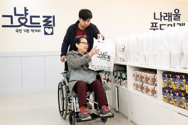 화성특례시민이 화성특례시 나래울복지관 그냥드림 을 이용하고 있다 사진화성시