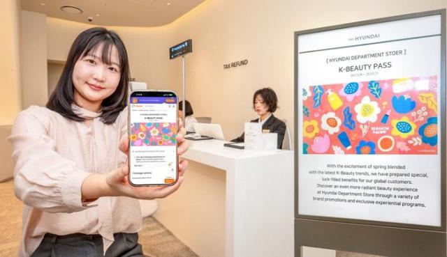 Một nhân viên giới thiệu Thẻ tham quan Seoul của Hyundai Department Store tại Global Lounge trên tầng 3 của chi nhánh Hyundai Department Store Trade Center ẢnhHyundai Department Store