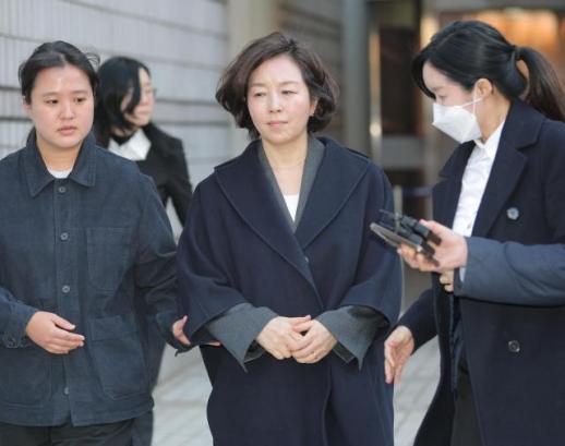 [포토] 법정 나서는 김경 전 서울시 의원