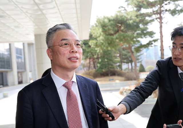 3대 특검 후 남은 의혹을 수사하는 권창영 종합특검이 지난달 26일 내란·외환 의혹을 수사한 조은석 특검을 예방하기 위해 서울고검 청사로 들어서는 모습 사진연합뉴스 