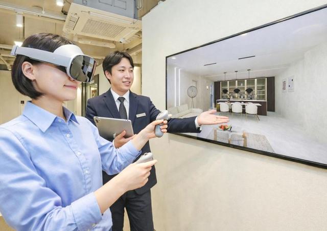 서울 강남구에 위치한 현대리바트 오프라인 매장 리바트 토탈 강남에서 고객이 삼성전자 갤럭시 XR 헤드셋을 끼고 확장현실XR 기술을 활용한 인테리어 상담을 받고 있다 사진현대리바트
