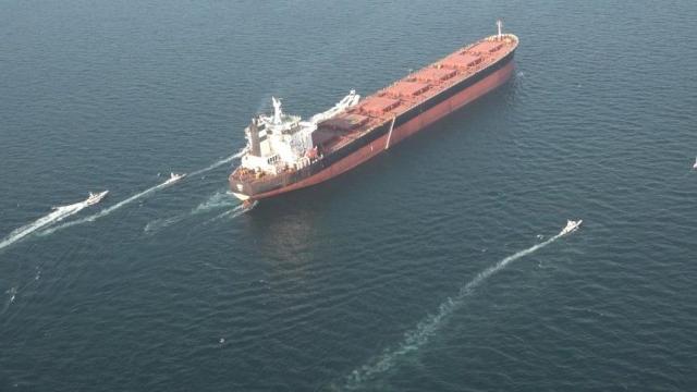 이란 남부 페르시아만 호르무즈 해협에서 이란 혁명수비대IRGC가 군사 훈련을 실시하는 모습 사진연합뉴스