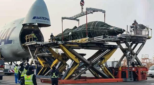 CJ대한통운이 인천공항에서 인도네시아로 보낼 T-50i 훈련용 전투기의 동체를 화물기에 적재하고 있다 동체 날개 수직꼬리날개 엔진 등 4개의 핵심부품으로 분해된 상태에서 운송된 후 현지에서 재조립됐다사진CJ대한통운