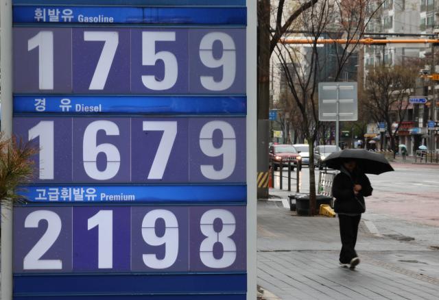  지난 주말 시작된 미국과 이스라엘의 이란 공격 여파로 글로벌 자산 시장이 출렁거리는 분위기다  이란의 보복 공격에 따른 호르무즈 해협 혼돈으로 국제유가도 급등세를 보이고 있다
    장외시장에서 브렌트유 가격은 지난주 금요일 종가보다 8∼10 급등한 배럴당 80달러 안팎에 거래되고 있다 2일 거래소가 문을 열면 급등세가 예상된다 
    이날 서울 시내 한 주유소에 휘발유 경유 등의 가격이 표시돼있다  