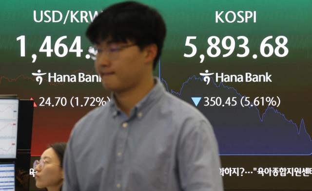 3일 서울 중구 하나은행 본점 딜링룸에서 딜러들이 업무를 보고 있다 이날 한국거래소에 따르면 이날 오후 12시 5분 53초께 코스피200선물지수의 변동으로 5분간 프로그램매도호가의 효력이 정지됐다사진연합뉴스