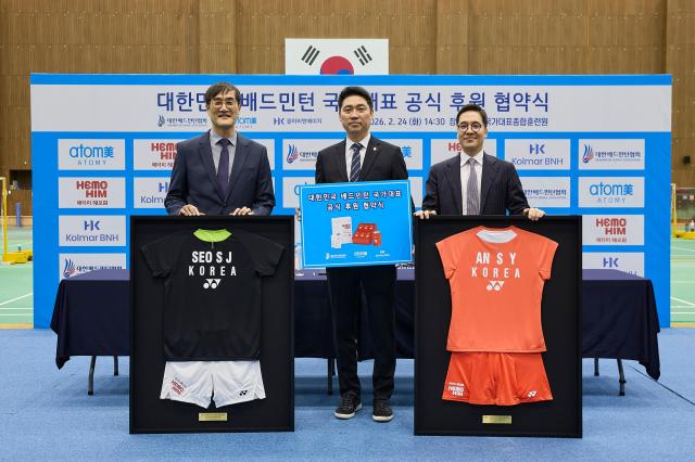 애터미와 콜마비앤에이치가 대한배드민턴협회와 3자 후원 협약을 체결했다 사진 왼쪽부터 윤용순 애터미 대표 김동문 대한배드민턴협회 회장 이승화 콜마비앤에이치 대표 사진애터미