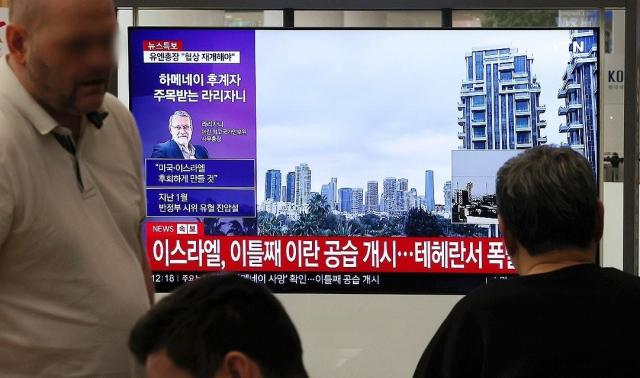 Du khách nước ngoài theo dõi tin tức liên quan tại Sân bay Quốc tế Incheon ngày 1 tháng 3 trong bối cảnh căng thẳng leo thang nhanh chóng ở Trung Đông do các cuộc tấn công của Mỹ và Israel dẫn đến việc hủy các chuyến bay đến Dubai và các điểm đến khác ẢnhYonhap News