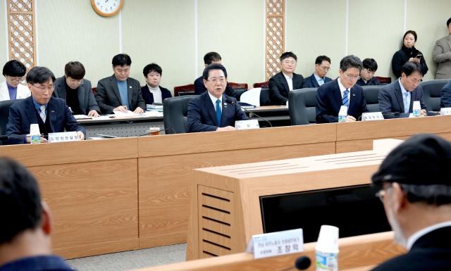 전라남도는 최근 대불국가산업단지에서 산업재해 사망사고가 잇따라 발생함에 따라 3일 도청에서 간담회를 열고 노동단체와 함께 이주노동자 보호를 위한 산업안전관리 대책을 논의했다사진전남도