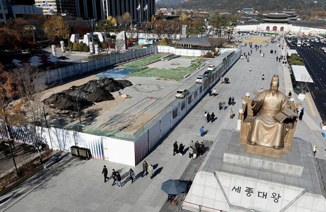  서울 광화문광장 세종대왕상 인근에 조성되고 있는 감사의 정원 공사 현장의 모습 사진연합뉴스