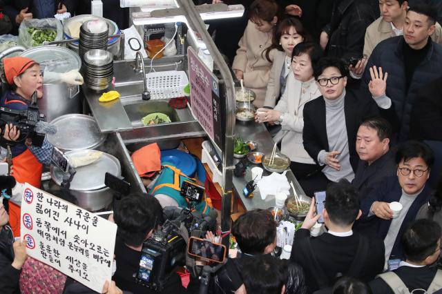 한동훈 전 국민의힘 대표가 지난달 27일 오후 대구 서문시장에서 국수를 먹고 있다사진연합뉴스