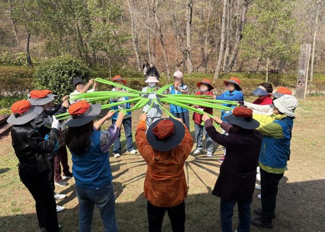지난해 기장군 치매예방 산림치유 프로그램을 진행하는 모습사진기장군