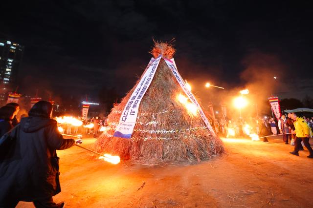People light a daljip moon house on fire to celebrate Jeongwol Daeboreum at Sansan Sports Park in Bupyeong Incheon March 3 2026