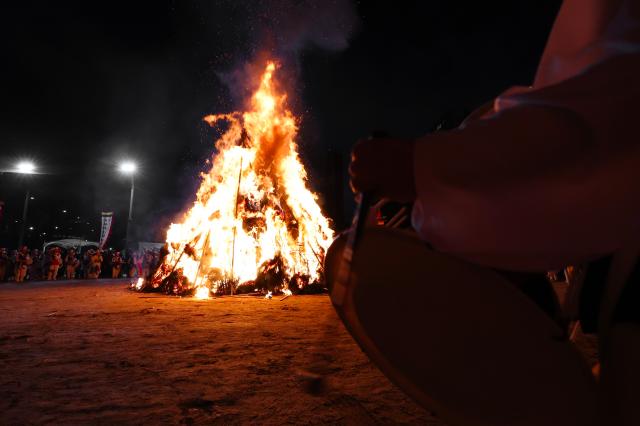 A daljip burning ceremony and traditional music performance take place to celebrate Jeongwol Daeboreum at Samsan Sports Park in Bupyeong Incheon Mar 3 2026 AJP Han Jun-gu