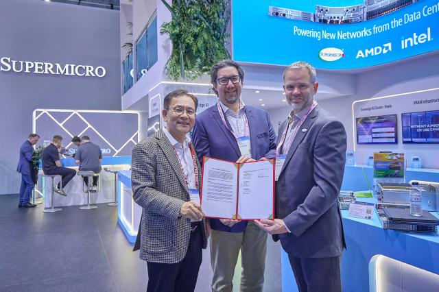  MWC26 슈퍼마이크로 전시관에서 기념 촬영 중인 왼쪽부터 하민용 SKT AI DC 사업 담당 앤드류 브래드너 슈나이더 일렉트릭 수석 부사장 클레이 시먼스 슈퍼마이크로 부사장의 모습사진SK텔레콤