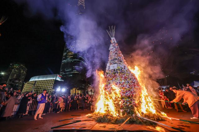 A daljip burning ceremony takes place to celebrate Jeongwol Daeboreum near Seokchon Lake in Songpa-gu Seoul Mar 3 2026 AJP Han Jun-gu
