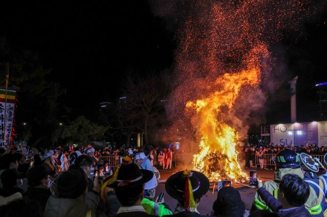 A daljip burning ceremony takes place to celebrate Jeongwol Daeboreum near Seokchon Lake in Songpa-gu Seoul Mar 3 2026 AJP Han Jun-gu