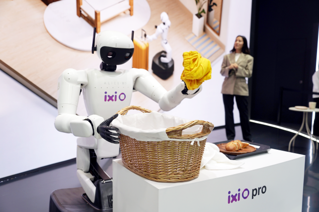 LG유플러스wwwlgupluscom가 스페인 바르셀로나에서 열리는 세계 최대 이동통신 전시회 MWC26에서 AI 콜 에이전트 익시오ixi-O를 물리적 세계로 확장하는 ‘피지컬AIPhysical AI’ 비전을 제시했다 사진은 익시오와 결합한 휴머노이드로봇이 MWC26 현장에 전시된 모습 사진LG유플러스